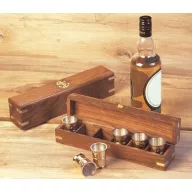 Čaše za rum u drvenoj kutiji, 6 komada 